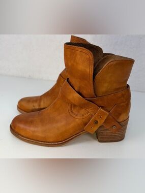 UGG Leather Ankle Boots Size 8 Brown Buckle Strap Stacked Heel shoes